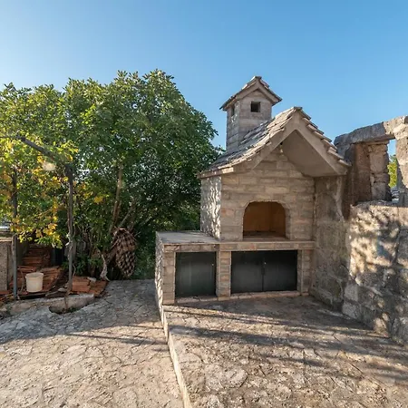 Roko Trogir-ljubitovica